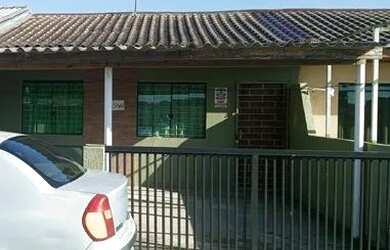 Imagem: A casa possui 3 Dormitórios, 1 Banheiro, 2 Vagas na garagem