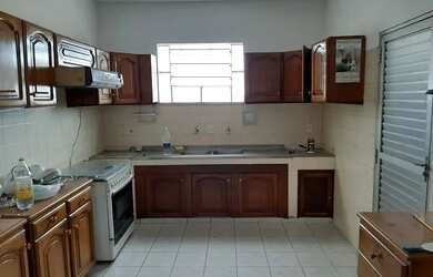 Imagem: A casa possui 4 Dormitórios, 2 Banheiros, 3 Vagas na garagem