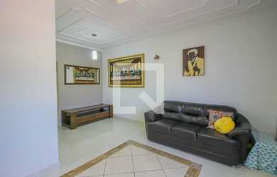 Imagem: A casa possui 3 Dormitórios, 2 Banheiros, 4 Vagas na garagem