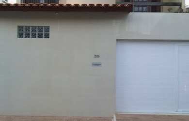 Imagem: A casa possui 2 Dormitórios, 2 Banheiros, 1 Vaga na garagem