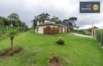 Imagem: A casa possui 3 Dormitórios, 3 Banheiros, 4 Vagas na garagem