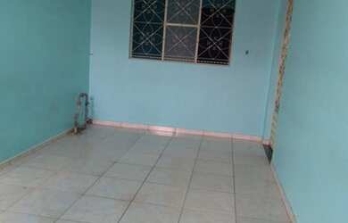 Imagem: A casa possui 3 Dormitórios, 1 Banheiro, 1 Vaga na garagem