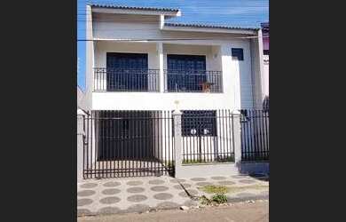 Imagem: A casa possui 3 Dormitórios, 3 Banheiros, 2 Vagas na garagem