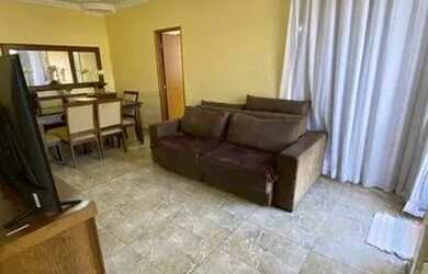 Imagem: A casa possui 3 Dormitórios, 1 Banheiro, 2 Vagas na garagem