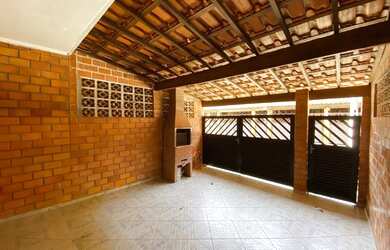 Imagem: A casa possui 2 Dormitórios, 2 Banheiros, 1 Vaga na garagem