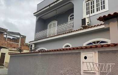 Imagem: A casa possui 4 Dormitórios, 3 Banheiros, 1 Vaga na garagem