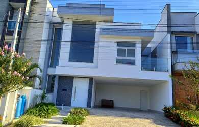 Imagem: A casa em condomínio possui 4 Dormitórios, 5 Banheiros, 4