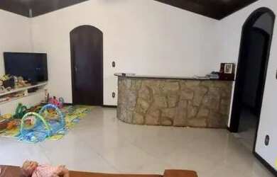 Imagem: A casa possui 5 Dormitórios, 4 Banheiros, 3 Vagas na garagem