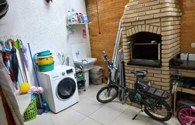 Imagem: A casa possui 2 Dormitórios, 3 Banheiros, 1 Vaga na garagem