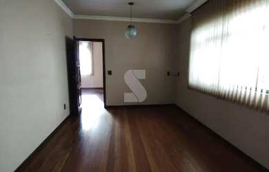 Imagem: A casa possui 5 Dormitórios, 2 Banheiros, 2 Vagas na garagem