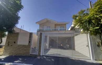 Imagem: A casa possui 4 Dormitórios, 2 Banheiros, 4 Vagas na garagem