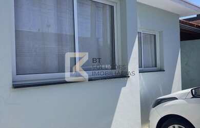 Imagem: A casa possui 2 Dormitórios, 1 Banheiro, 2 Vagas na garagem