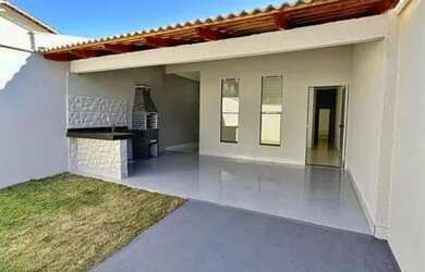 Imagem: A casa possui 3 Dormitórios, 3 Banheiros, 2 Vagas na garagem