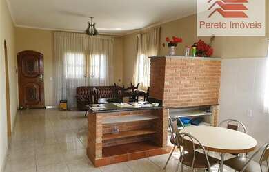 Imagem: A casa possui 2 Dormitórios, 2 Banheiros, 3 Vagas na garagem