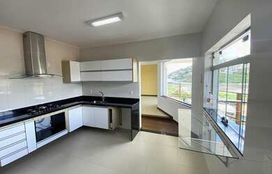 Imagem: A casa em condomínio para alugar possui 5 Dormitórios, 5 Banheiros