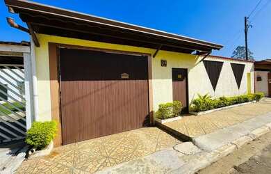 Imagem: A casa em condomínio possui 3 Dormitórios, 2 Banheiros, 4
