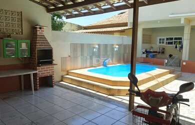 Imagem: A casa possui 3 Dormitórios, 4 Banheiros, 2 Vagas na garagem