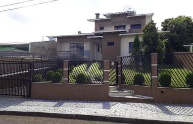 Imagem: A casa possui 3 Dormitórios, 4 Banheiros, 3 Vagas na garagem