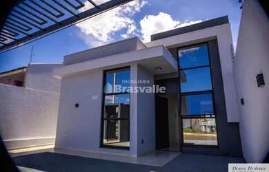 Imagem: A casa possui 3 Dormitórios, 2 Banheiros, 2 Vagas na garagem