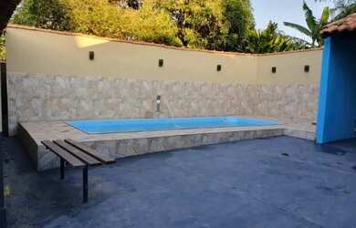 Imagem: A casa possui 3 Dormitórios, 2 Banheiros, 4 Vagas na garagem