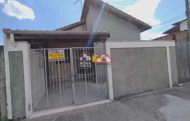 Imagem: A casa possui 3 Dormitórios, 1 Banheiro, 1 Vaga na garagem