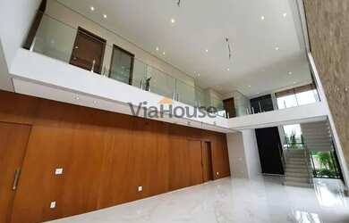 Imagem: A casa possui 4 Dormitórios, 5 Banheiros, 4 Vagas na garagem