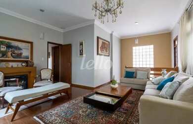 Imagem: A casa possui 4 Dormitórios, 4 Banheiros, 5 Vagas na garagem