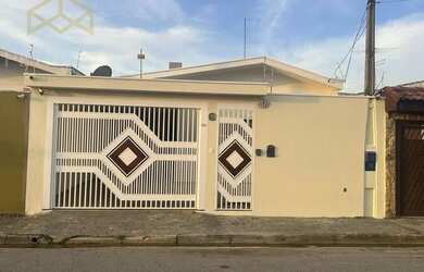 Imagem: A casa possui 3 Dormitórios, 2 Banheiros, 1 Vaga na garagem