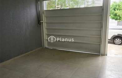 Imagem: A casa possui 2 Dormitórios, 2 Banheiros, 2 Vagas na garagem