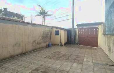 Imagem: A casa possui 2 Dormitórios, 1 Banheiro, 2 Vagas na garagem