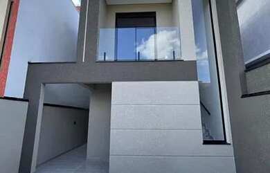 Imagem: A casa possui 3 Dormitórios, 3 Banheiros, 2 Vagas na garagem