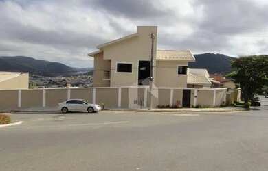 Imagem: A casa possui 4 Dormitórios, 4 Banheiros, 5 Vagas na garagem