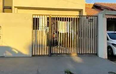 Imagem: A casa possui 2 Dormitórios, 1 Banheiro, 1 Vaga na garagem