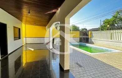 Imagem: A casa possui 4 Dormitórios, 2 Banheiros, 3 Vagas na garagem