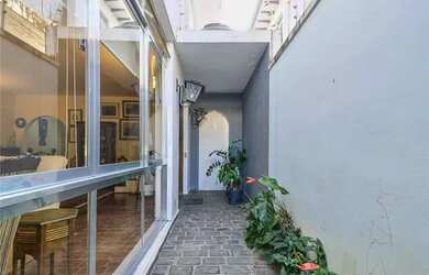 Imagem: A casa possui 3 Dormitórios, 5 Banheiros, 2 Vagas na garagem