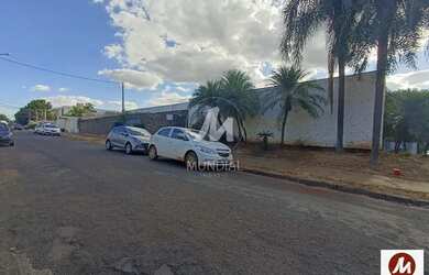 Imagem: O depósito possui 4 Vagas na garagem, 864m² de Área e está