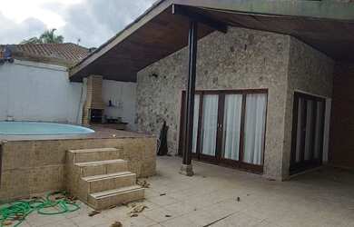 Imagem: A casa à venda possui 4 Dormitórios, 2 Banheiros, 2 Vagas