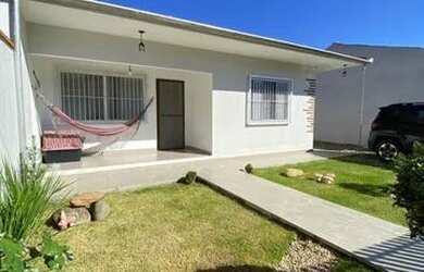 Imagem: A casa possui 3 Dormitórios, 3 Banheiros, 4 Vagas na garagem