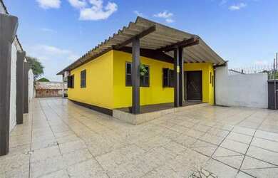 Imagem: A casa possui 3 Dormitórios, 1 Banheiro, 4 Vagas na garagem