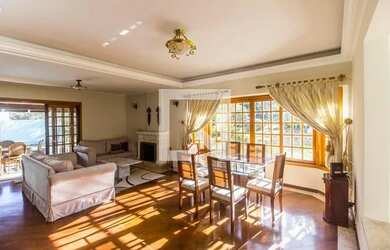 Imagem: A casa possui 5 Dormitórios, 5 Banheiros, 4 Vagas na garagem