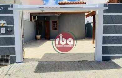 Imagem: A casa possui 2 Dormitórios, 2 Banheiros, 3 Vagas na garagem