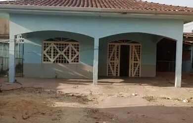 Imagem: A casa possui 3 Dormitórios, 2 Banheiros, 4 Vagas na garagem