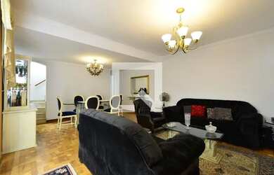 Imagem: A casa possui 4 Dormitórios, 3 Banheiros, 4 Vagas na garagem