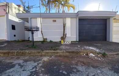 Imagem: A casa possui 3 Dormitórios, 2 Banheiros, 2 Vagas na garagem