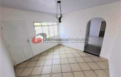 Imagem: A casa possui 2 Dormitórios, 1 Banheiro, 2 Vagas na garagem