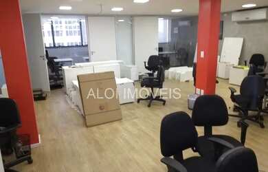 Imagem: O depósito possui 3 Vagas na garagem, 180m² de Área e está