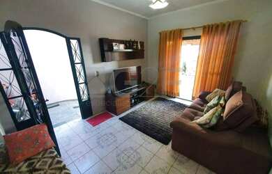 Imagem: A casa possui 3 Dormitórios, 2 Banheiros, 2 Vagas na garagem