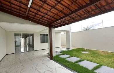 Imagem: A casa possui 3 Dormitórios, 1 Banheiro, 2 Vagas na garagem