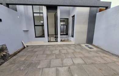 Imagem: A casa possui 3 Dormitórios, 2 Banheiros, 2 Vagas na garagem