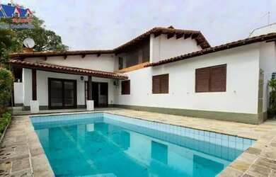 Imagem: A casa possui 4 Dormitórios, 5 Banheiros, 4 Vagas na garagem